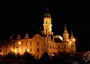 Győr, a kivilágított Városháza